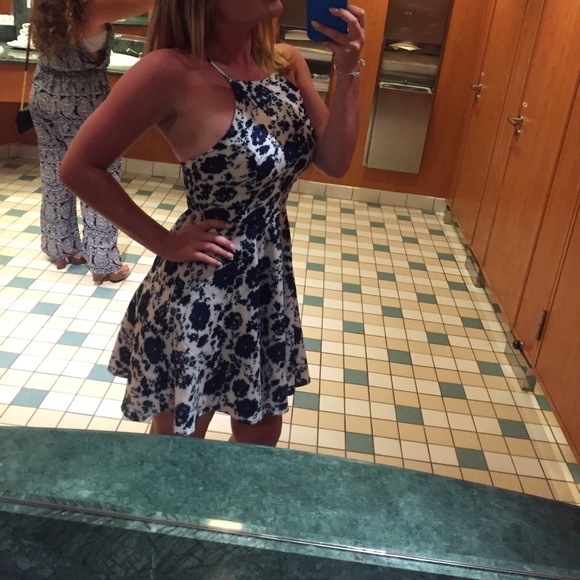 White and blue backless skater dress - Picture 4 of 6